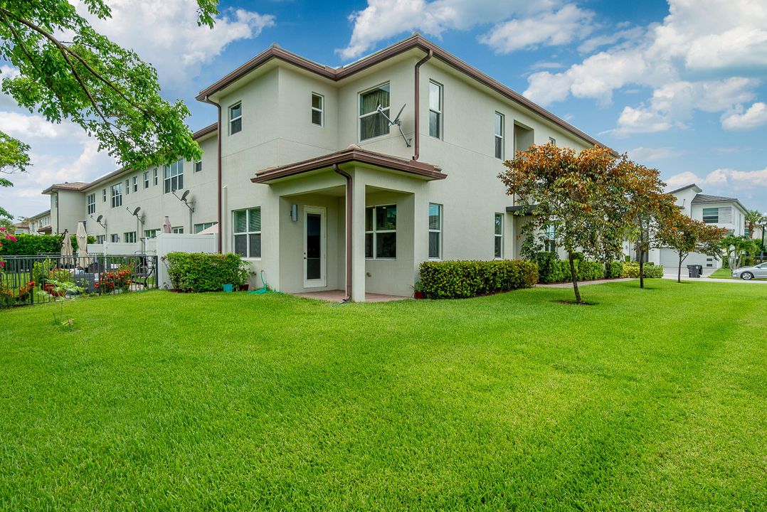 For Sale: $530,000 (3 beds, 2 baths, 2096 Square Feet)