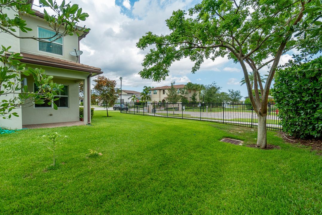 For Sale: $530,000 (3 beds, 2 baths, 2096 Square Feet)