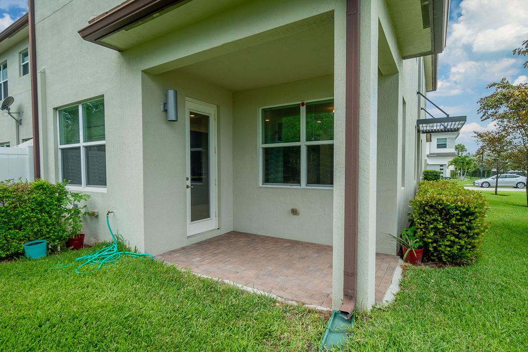 For Sale: $530,000 (3 beds, 2 baths, 2096 Square Feet)