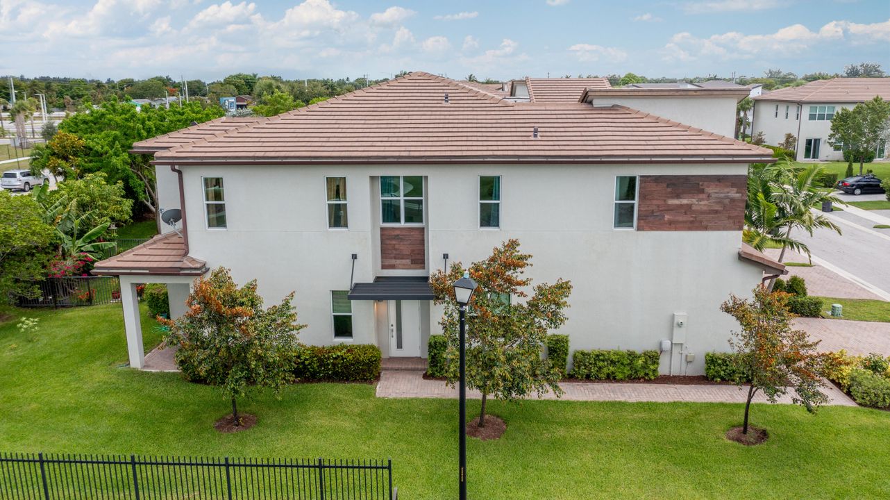 For Sale: $530,000 (3 beds, 2 baths, 2096 Square Feet)