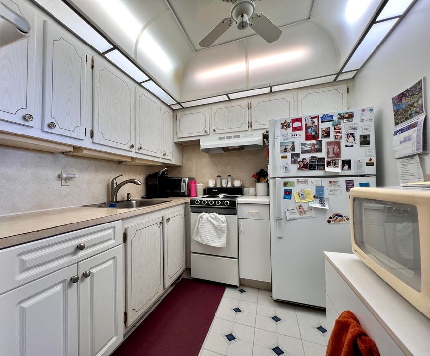 For Sale: $189,000 (1 beds, 1 baths, 702 Square Feet)