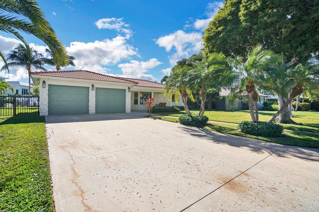 For Sale: $2,499,900 (3 beds, 2 baths, 1742 Square Feet)