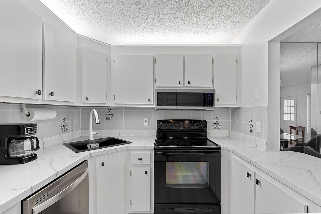 For Sale: $174,999 (2 beds, 1 baths, 935 Square Feet)