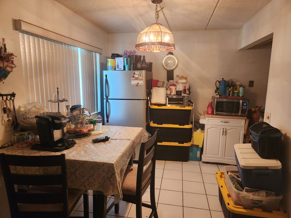 For Sale: $150,000 (2 beds, 1 baths, 865 Square Feet)