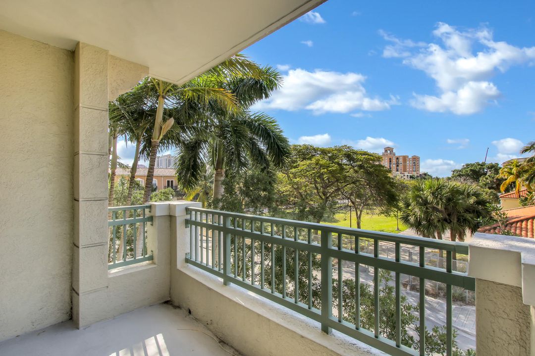 Active With Contract: $3,200 (2 beds, 2 baths, 1270 Square Feet)