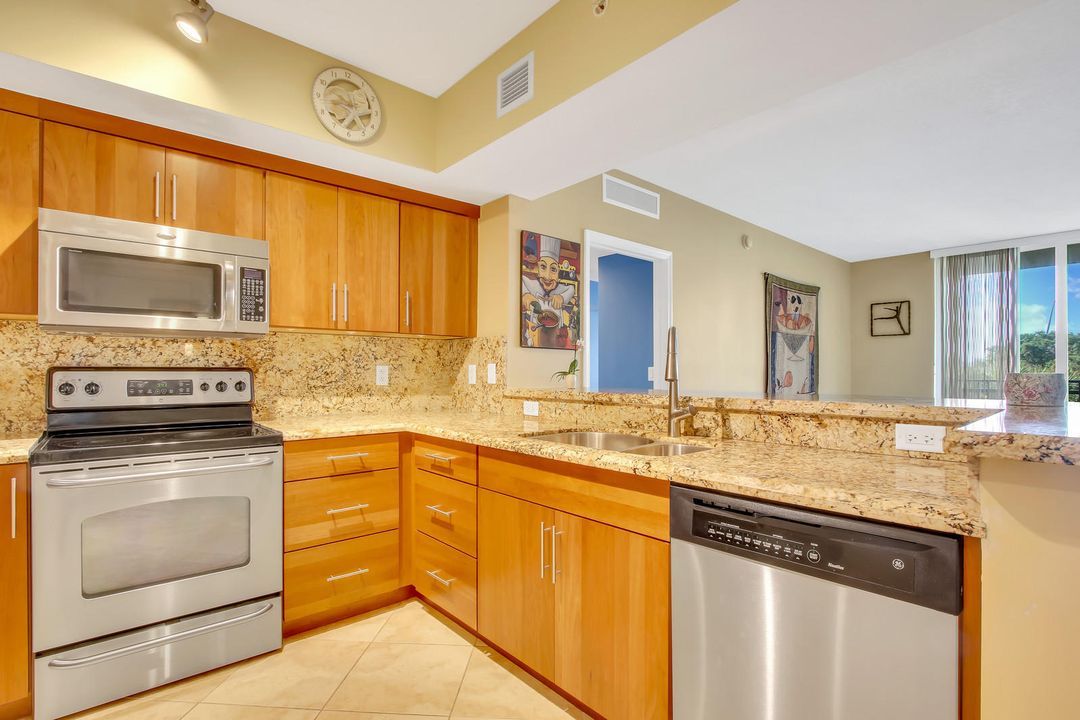 Active With Contract: $3,200 (2 beds, 2 baths, 1270 Square Feet)