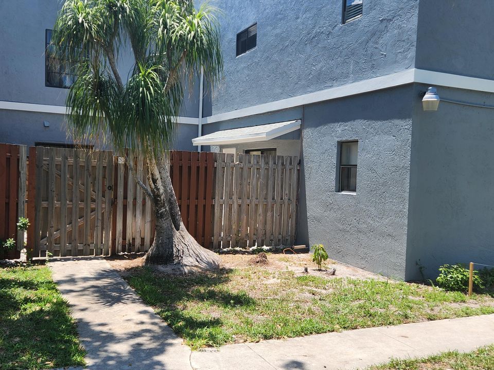 For Sale: $220,000 (2 beds, 2 baths, 864 Square Feet)