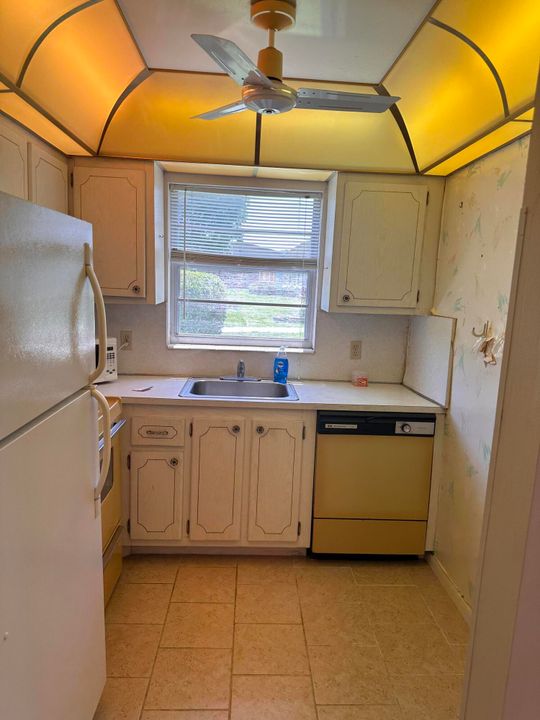 For Sale: $99,900 (1 beds, 1 baths, 703 Square Feet)