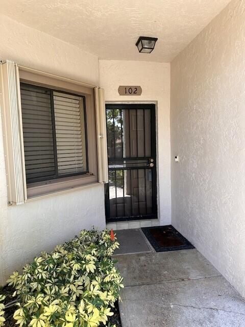 Active With Contract: $2,600 (2 beds, 2 baths, 1334 Square Feet)