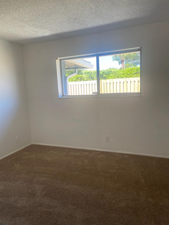 Active With Contract: $2,000 (2 beds, 1 baths, 800 Square Feet)