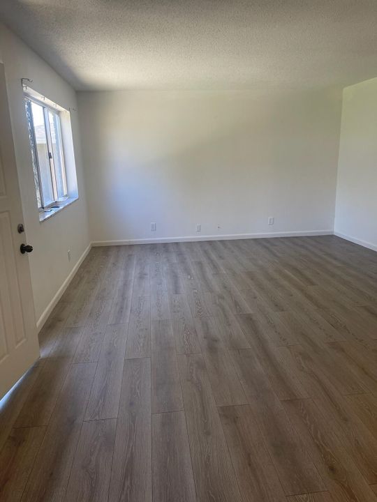 Active With Contract: $2,000 (2 beds, 1 baths, 800 Square Feet)