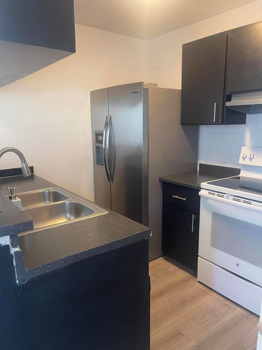 Active With Contract: $2,000 (2 beds, 1 baths, 800 Square Feet)