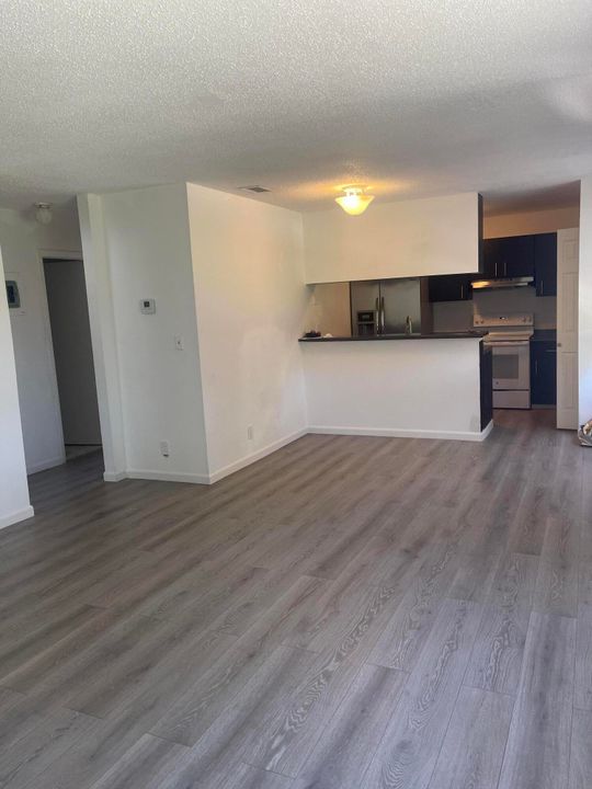 Active With Contract: $2,000 (2 beds, 1 baths, 800 Square Feet)