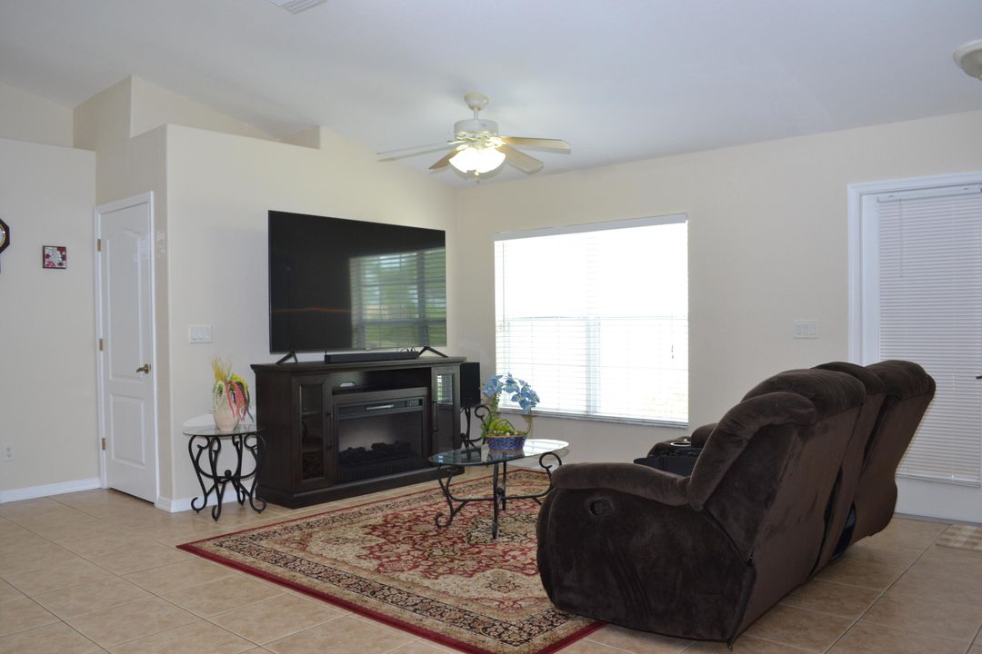 For Sale: $345,000 (3 beds, 2 baths, 1595 Square Feet)