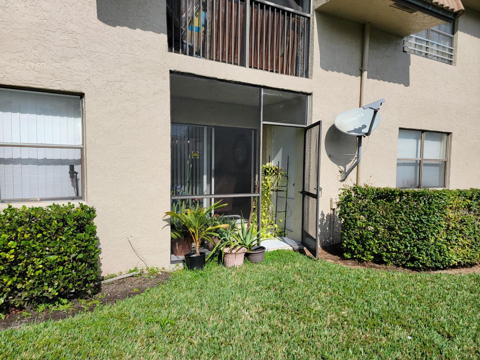 Active With Contract: $225,000 (2 beds, 2 baths, 892 Square Feet)