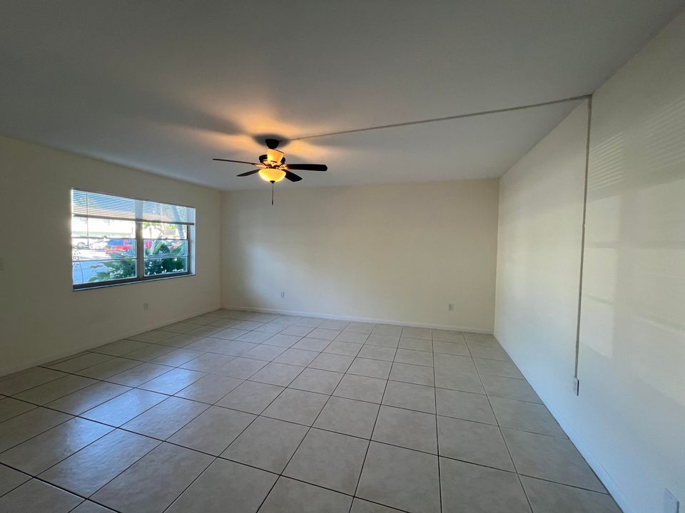 Active With Contract: $1,995 (2 beds, 1 baths, 935 Square Feet)