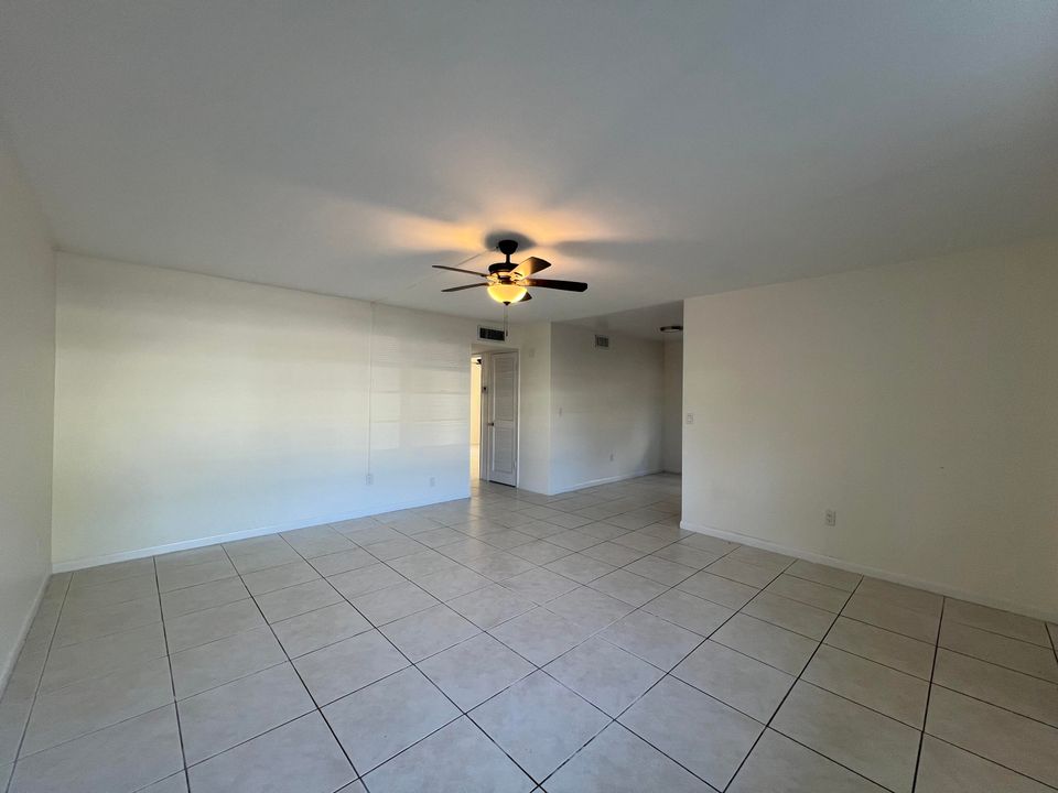 Active With Contract: $1,995 (2 beds, 1 baths, 935 Square Feet)