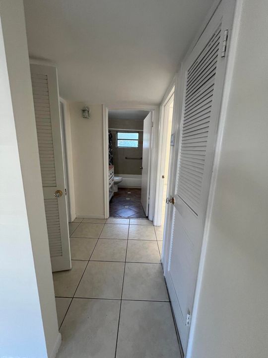 Active With Contract: $1,995 (2 beds, 1 baths, 935 Square Feet)