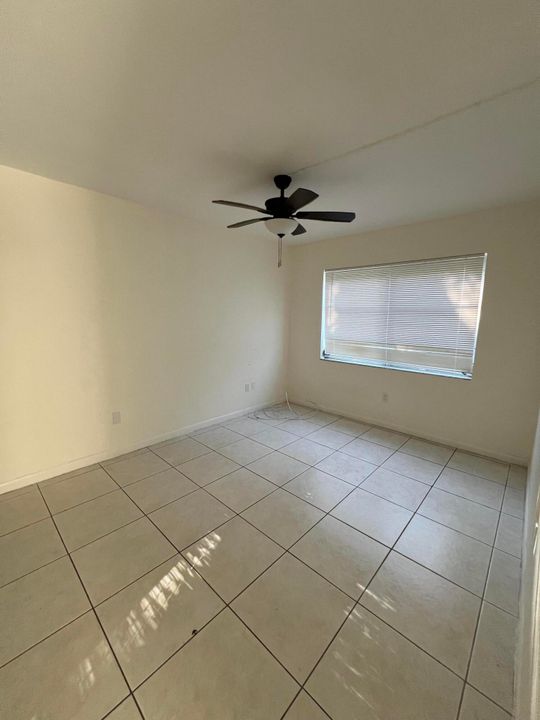 Active With Contract: $1,995 (2 beds, 1 baths, 935 Square Feet)