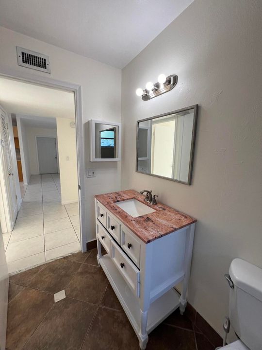 Active With Contract: $1,995 (2 beds, 1 baths, 935 Square Feet)