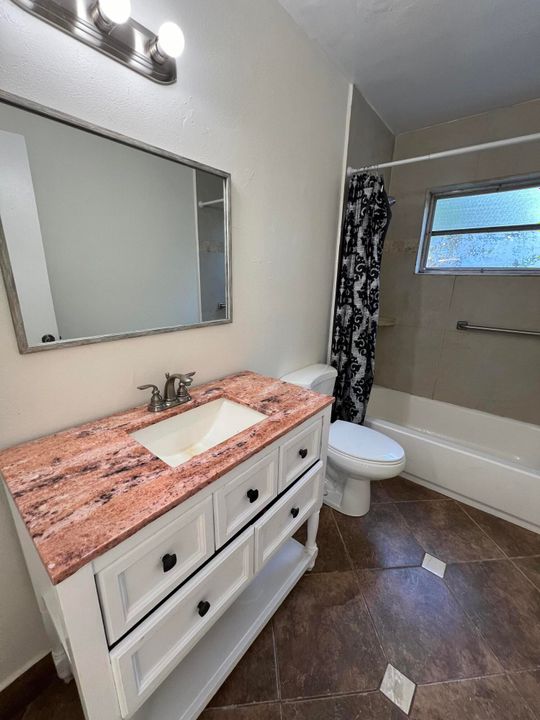 Active With Contract: $1,995 (2 beds, 1 baths, 935 Square Feet)