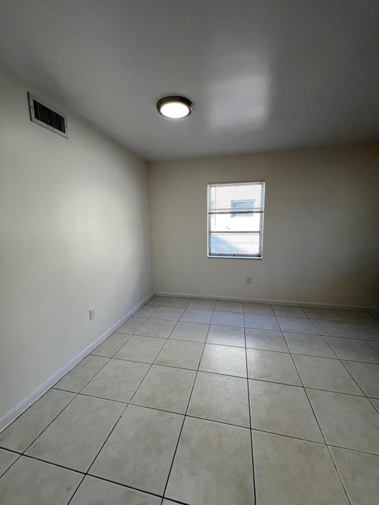 Active With Contract: $1,995 (2 beds, 1 baths, 935 Square Feet)