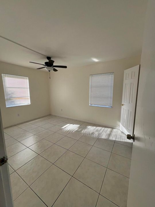 Active With Contract: $1,995 (2 beds, 1 baths, 935 Square Feet)