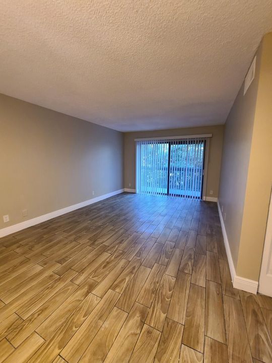 For Rent: $1,750 (2 beds, 1 baths, 850 Square Feet)