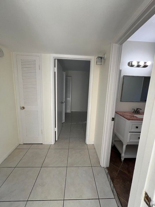 Active With Contract: $1,995 (2 beds, 1 baths, 935 Square Feet)