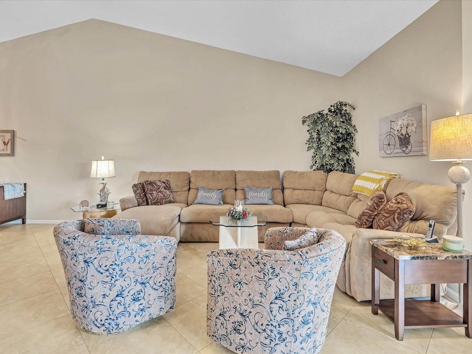 Active With Contract: $2,500 (2 beds, 2 baths, 1296 Square Feet)