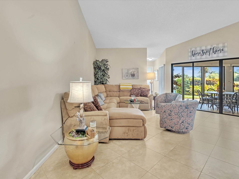 Active With Contract: $2,500 (2 beds, 2 baths, 1296 Square Feet)