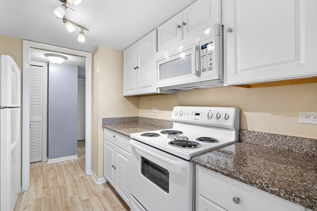 For Sale: $338,000 (1 beds, 1 baths, 1000 Square Feet)