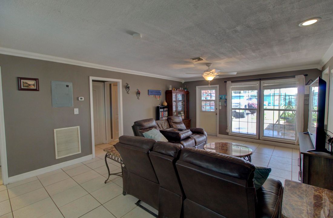 For Sale: $370,000 (3 beds, 3 baths, 2333 Square Feet)