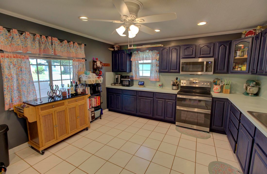For Sale: $370,000 (3 beds, 3 baths, 2333 Square Feet)