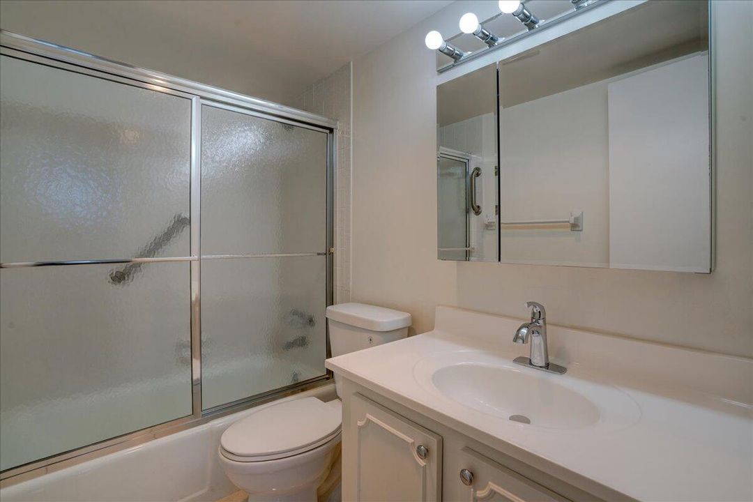 For Sale: $265,000 (2 beds, 2 baths, 963 Square Feet)