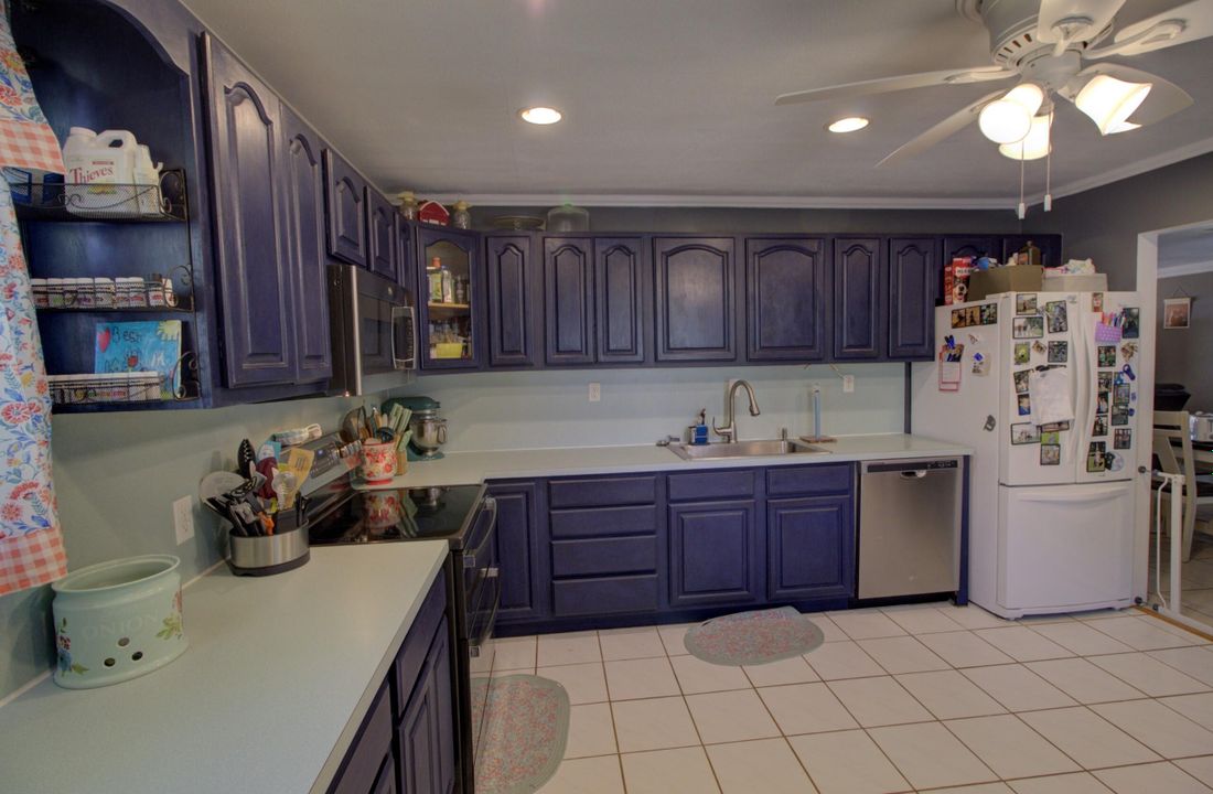 For Sale: $370,000 (3 beds, 3 baths, 2333 Square Feet)