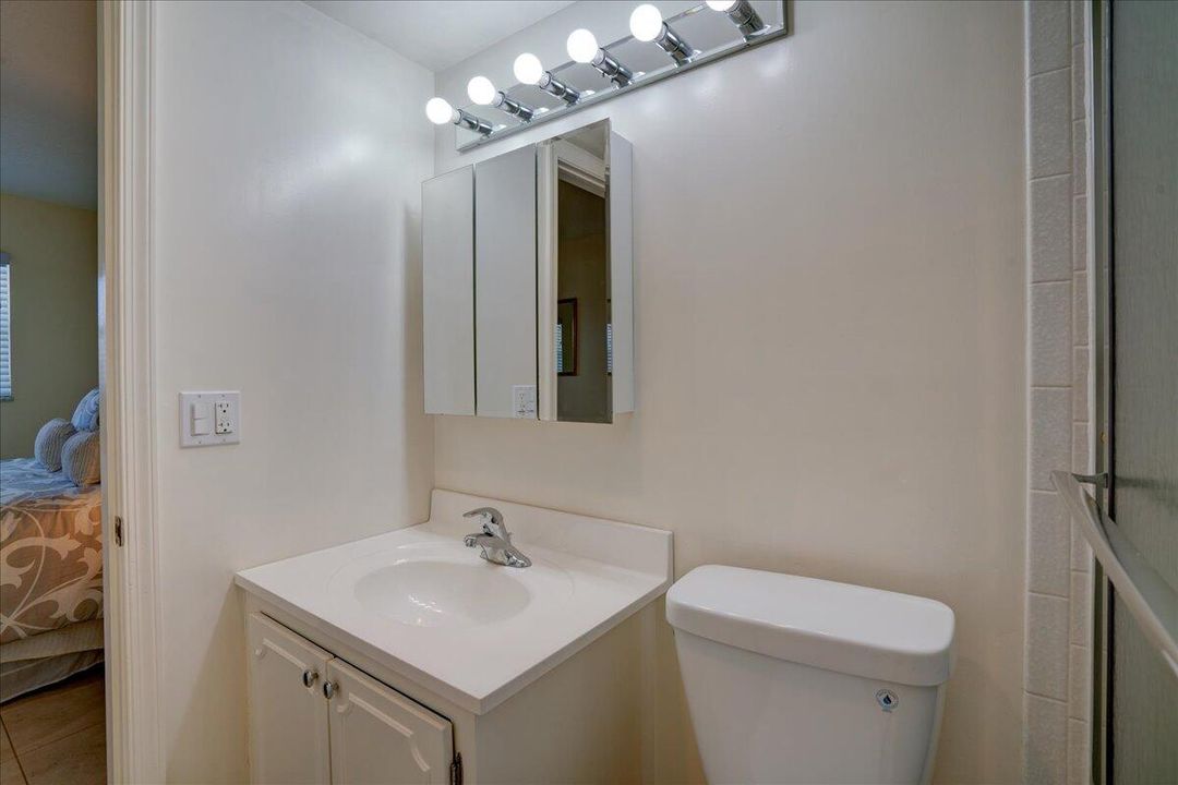 For Sale: $265,000 (2 beds, 2 baths, 963 Square Feet)