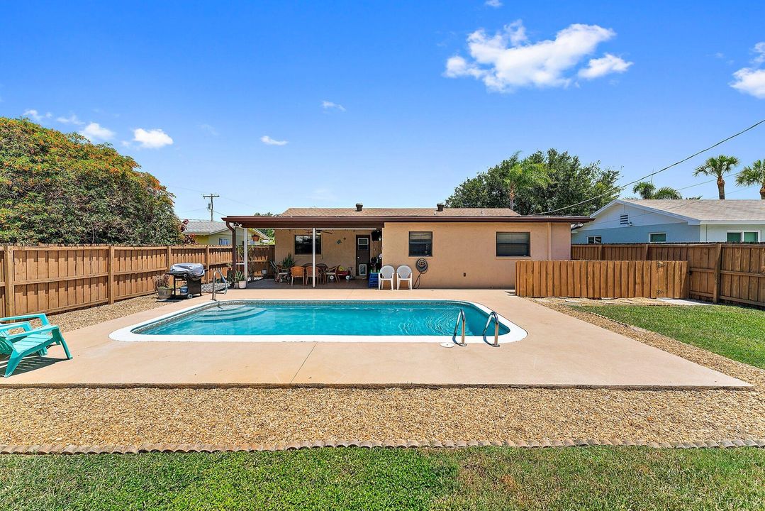 For Sale: $565,000 (4 beds, 2 baths, 1342 Square Feet)