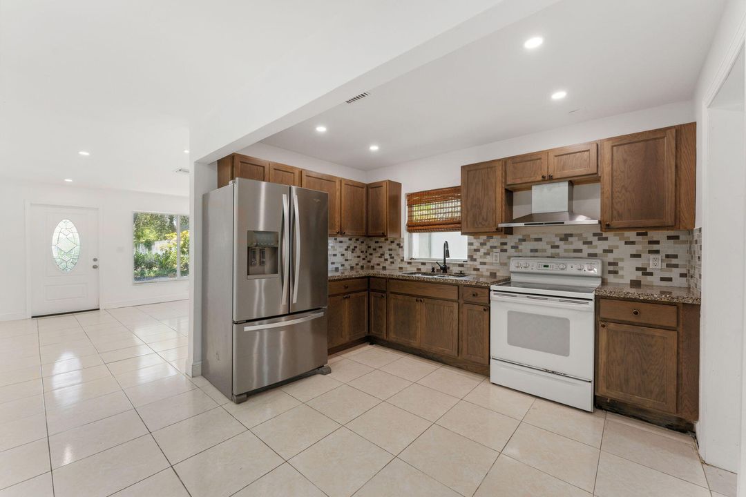Active With Contract: $3,100 (4 beds, 2 baths, 1295 Square Feet)