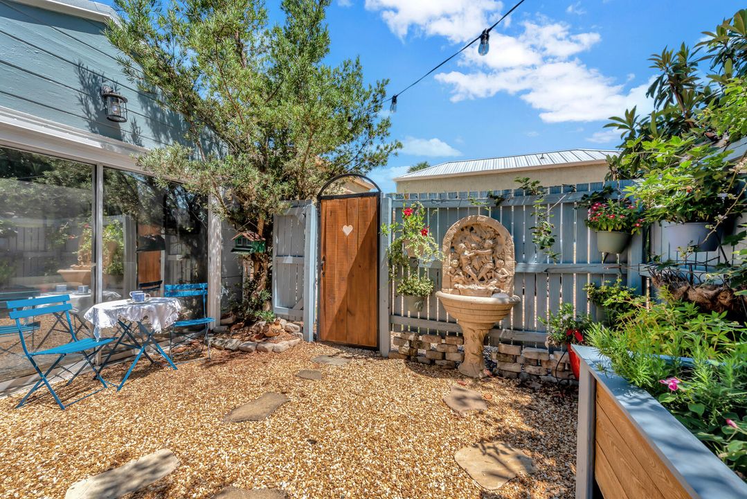 For Sale: $545,000 (2 beds, 1 baths, 1452 Square Feet)