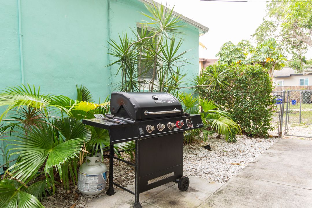 For Sale: $900,000 (3 beds, 1 baths, 1184 Square Feet)