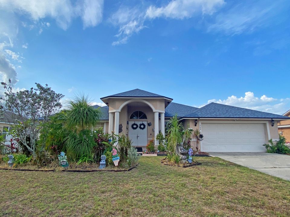 Active With Contract: $469,000 (5 beds, 3 baths, 2580 Square Feet)