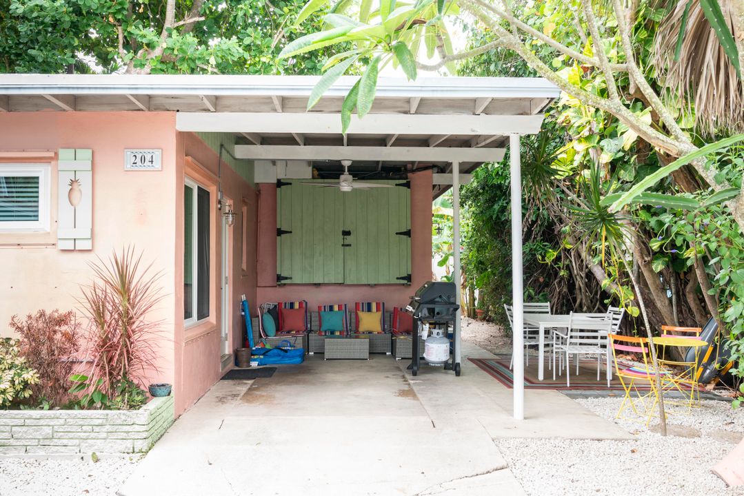 For Sale: $1,499,000 (2 beds, 2 baths, 896 Square Feet)