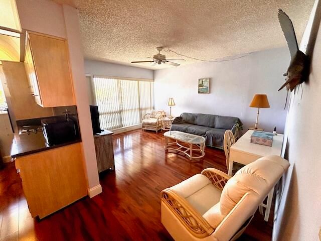 For Sale: $169,900 (1 beds, 1 baths, 560 Square Feet)