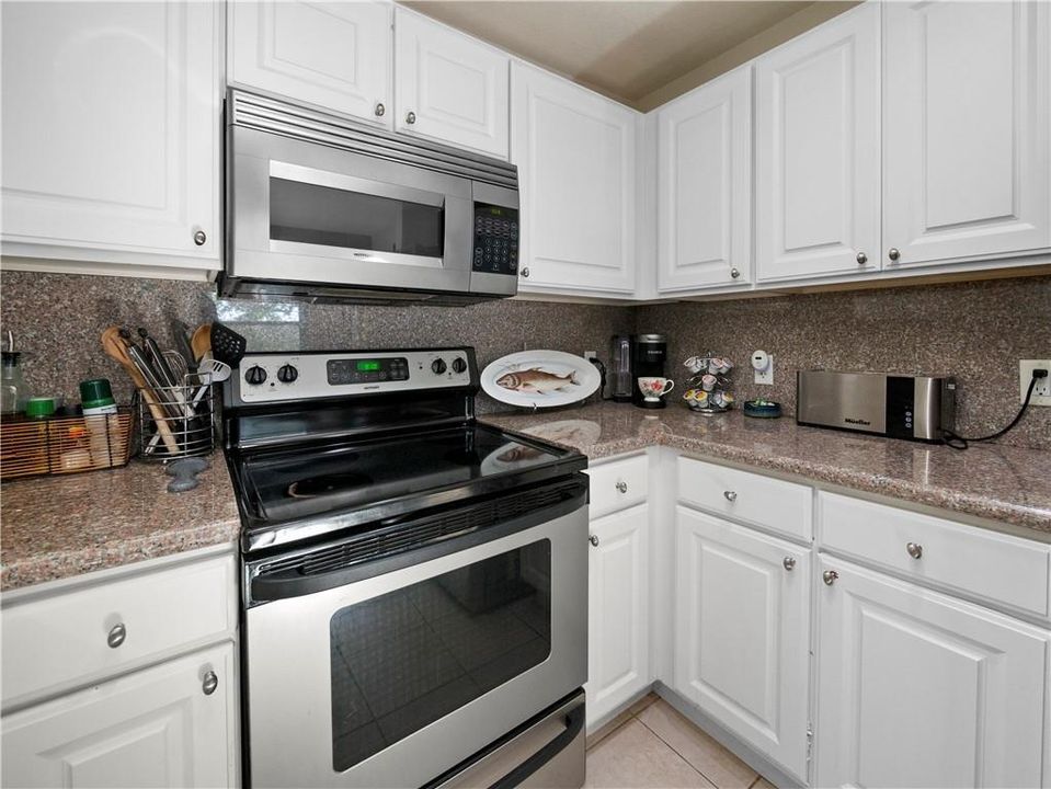 For Sale: $189,000 (2 beds, 2 baths, 906 Square Feet)