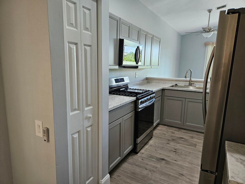 For Sale: $369,900 (2 beds, 2 baths, 1398 Square Feet)