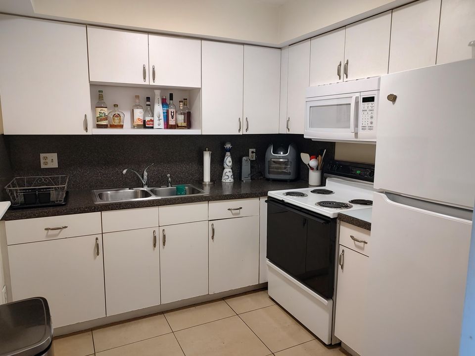 For Sale: $199,900 (2 beds, 2 baths, 875 Square Feet)