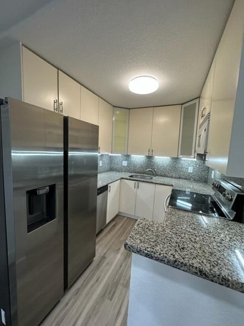 For Rent: $2,300 (2 beds, 2 baths, 847 Square Feet)