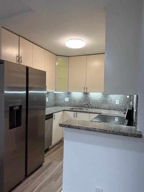 For Rent: $2,400 (2 beds, 2 baths, 847 Square Feet)