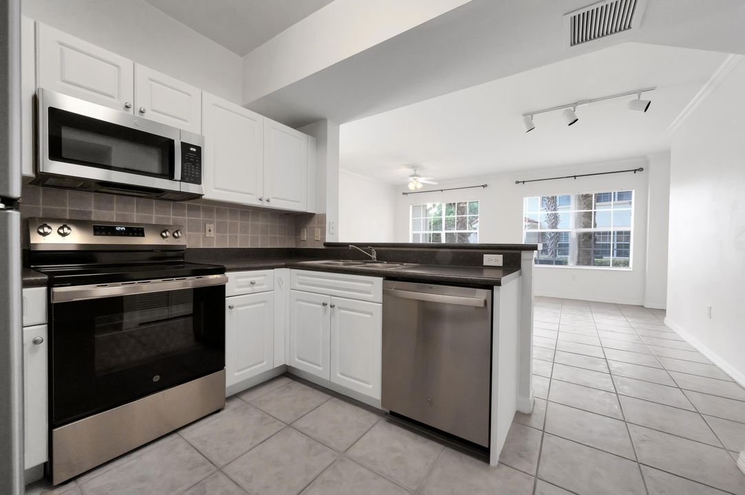 For Sale: $279,900 (2 beds, 2 baths, 1033 Square Feet)
